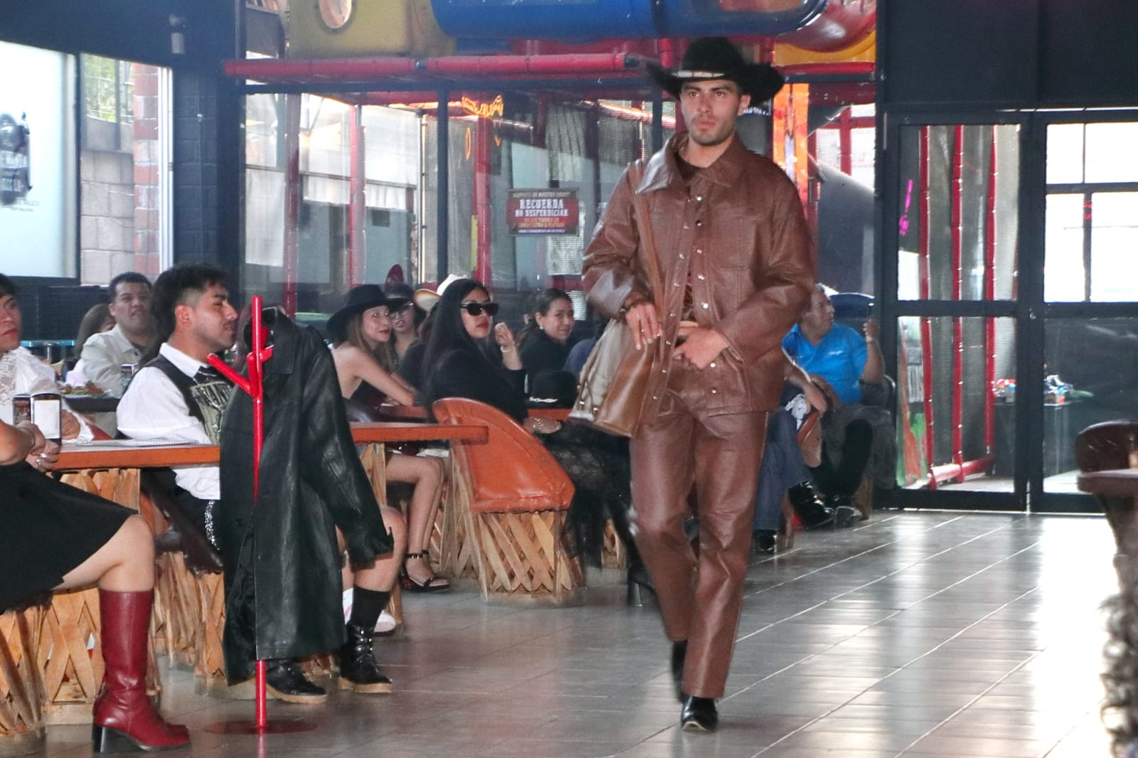 Innovación y conocimiento plasman estudiantes de Diseño Textil UATx en la 𝐖𝐞𝐬𝐭𝐞𝐫𝐧 𝐆𝐥𝐚𝐦 𝟐𝟎𝟐𝟓